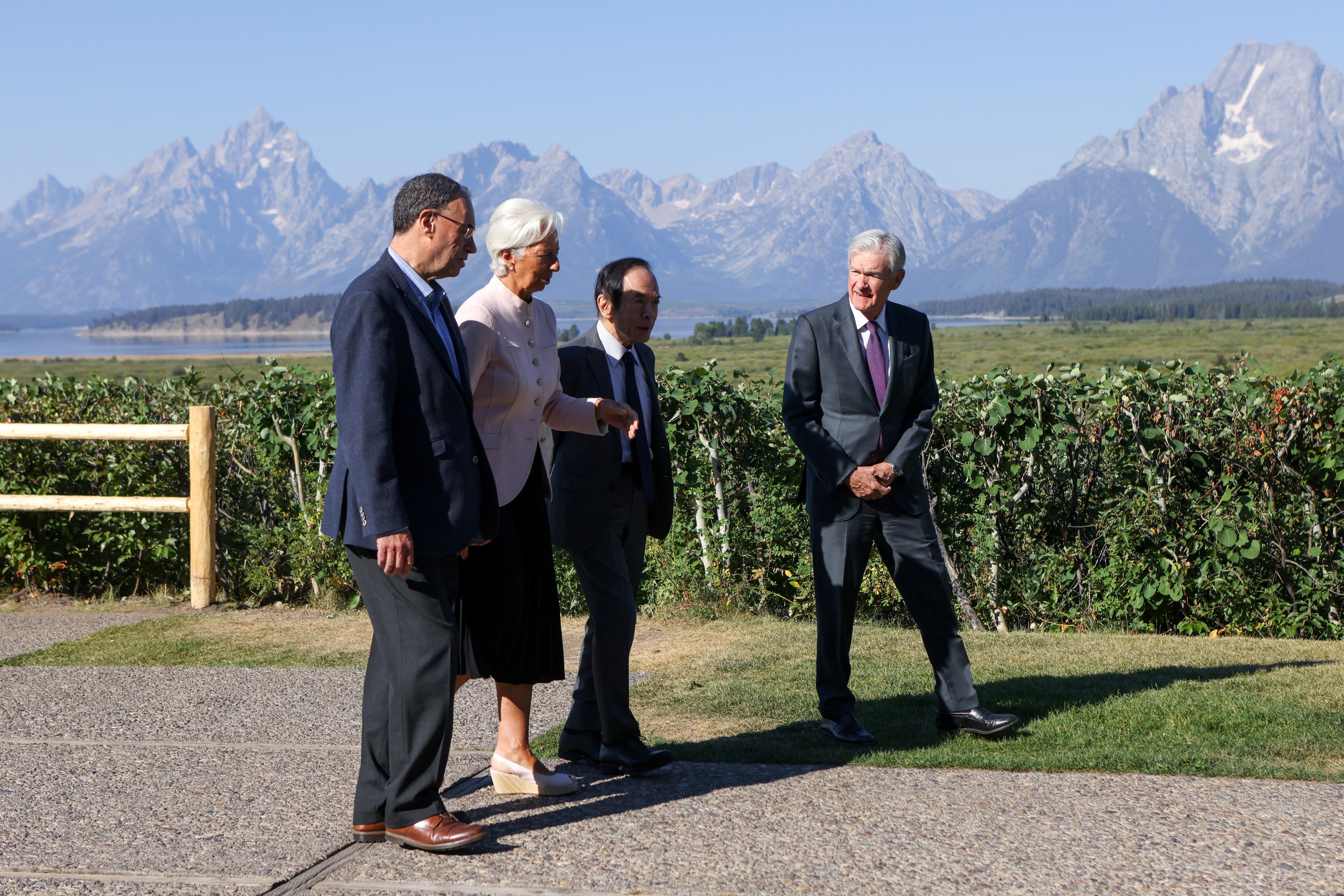 El gobernador del Banco de Inglaterra, Andrew Bailey, la presidenta del BCE, Christine Lagarde, el gobernador del Banco de Japón, Kazuo Ueda, y el presidente de la Fed, Jerome Powell, el viernes en Jackson Hole (Wyoming, EE UU).