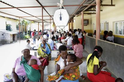 Madres e hijos esperan el turno de visita en el área de Infancia en Riesgo del centro de salud de Ndlavela. El 45% de las muertes de menores de cinco años en Mozambique está vinculada a la malnutrición, según Unicef, y la prevalencia del VIH es del 12,3%, según Onusida.