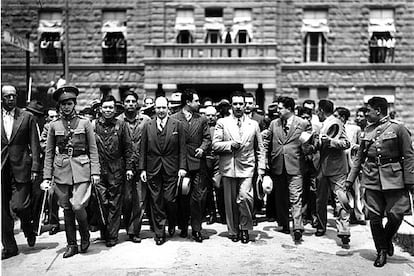 El presidente mexicano, Lázaro Cárdenas (en el centro, con traje claro), visita la ciudad de San Luis Potosí en 1938.