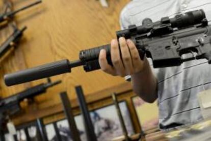 En la imagen, un rifle AR-15 real en una tienda de armas. EFE/Archivo