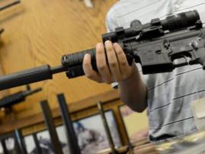 En la imagen, un rifle AR-15 real en una tienda de armas. EFE/Archivo