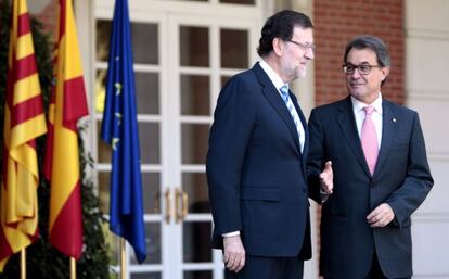 Mariano Rajoy saluda a Artur Mas, a su llegada al palacio de La Moncloa, el 30 de julio de 2014.