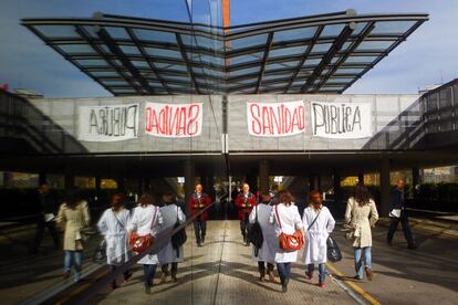 Exterior del Hospital Clínico San Carlos durante la primera jornada de huelga de la sanidad madrileña