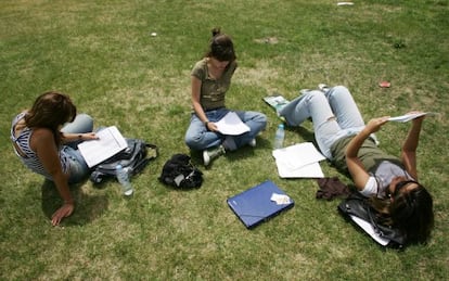 Tres estudiantes en el campus durante los exámenes.