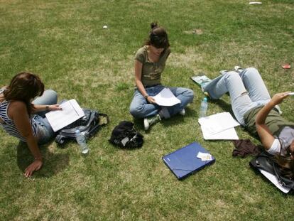 Tres estudiantes en el campus durante los exámenes.