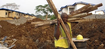 Un trabajador en una obra de construcción de viviendas en Malabo.