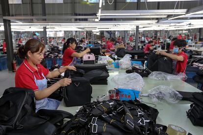 Trabajadores en una fábrica textil en la provincia de Anhui, en China