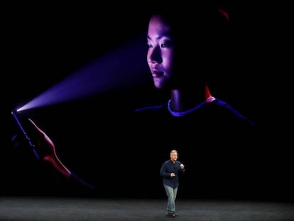 El Vicepresidente Senior de Marketing Mundial de Apple, Phil Schiller, presenta el iPhone X en Cupertino, California, Estados Unidos.