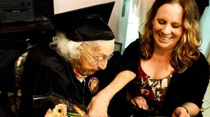 Theresia Brandl con su diploma.