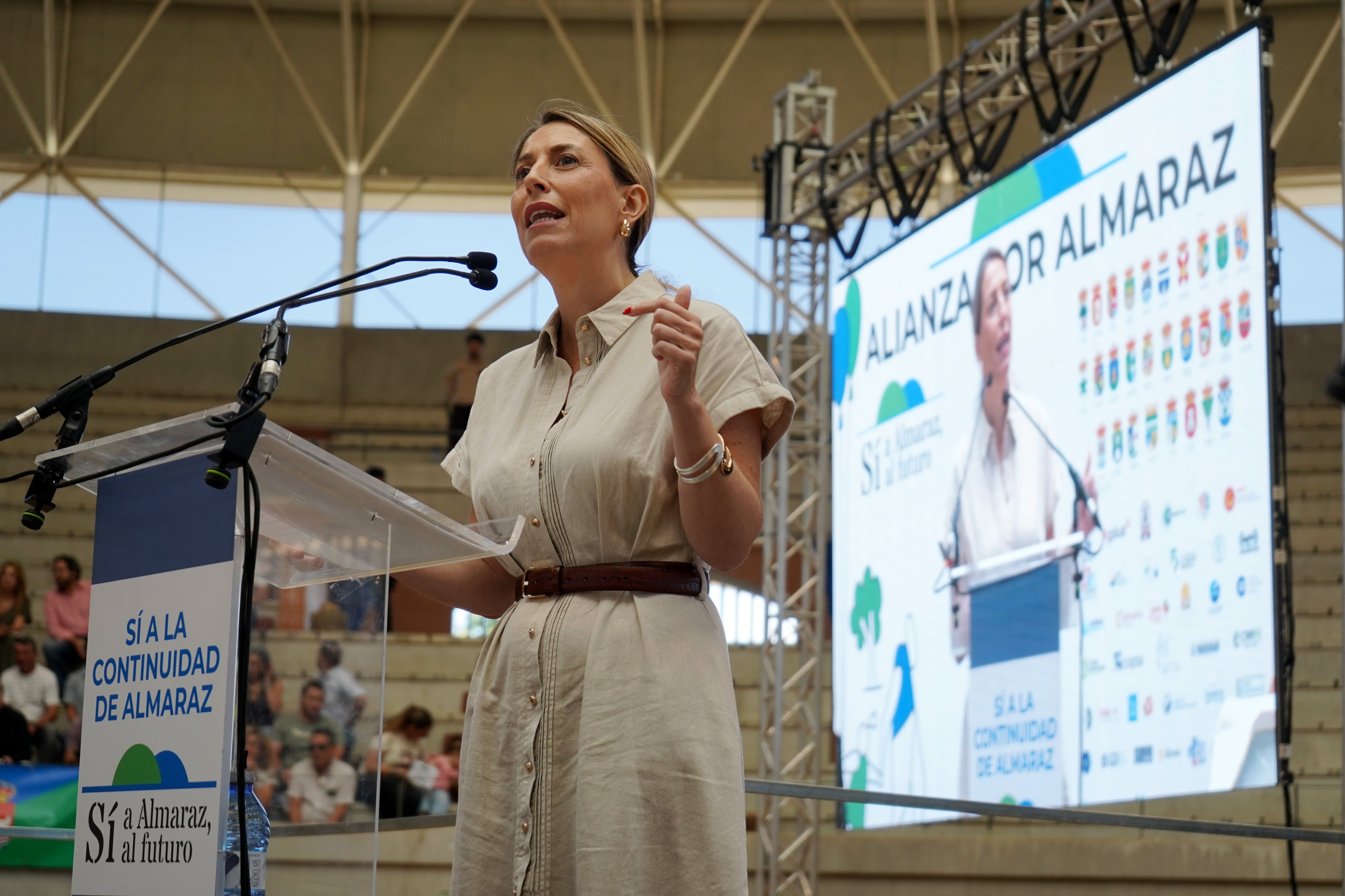 La presidenta de la Junta de Extremadura, María Guardiola, da un discurso durante la inauguración del acto organizado por la plataforma ciudadana 'Sí a Almaraz, Sí al futuro', en Navalmoral de la Mata, el 4 de octubre.
