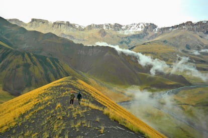 Dos senderistas pasean por el parque nacional de Shahdagh.