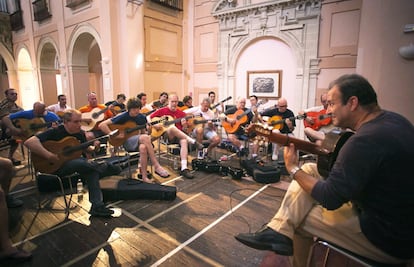 Clase de guitarra a cargo del maestro Gerardo Núñez.