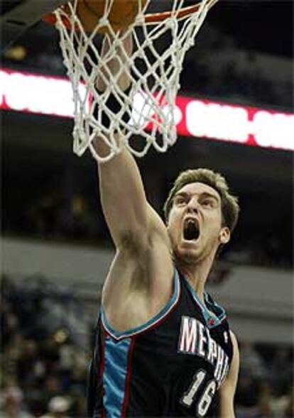 Pau Gasol machaca el aro de los Timberwolves de Minnesota