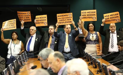 Protesto da For&ccedil;a Sindical durante reuni&atilde;o de comiss&atilde;o da C&acirc;mara em fevereiro.