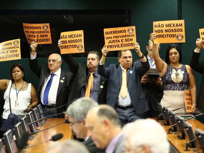 Protesto da For&ccedil;a Sindical durante reuni&atilde;o de comiss&atilde;o da C&acirc;mara em fevereiro.