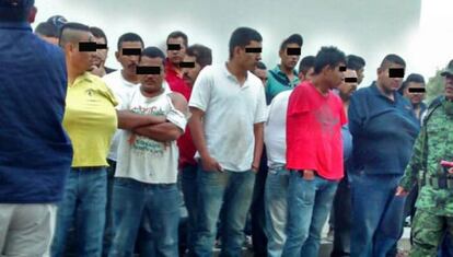 Varios de los detenidos tras el enfrentamiento de este martes en Michoacán (México).