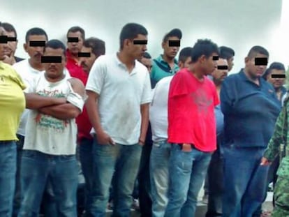 Varios de los detenidos tras el enfrentamiento de este martes en Michoac&aacute;n (M&eacute;xico).