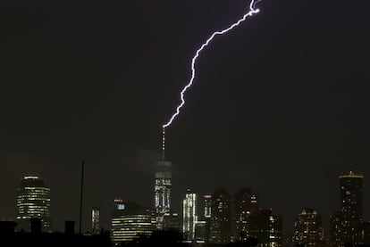 Un rayo impacta sobre el pararrayos de la torre One World Trade Center durante una tormenta en Nueva York (EE UU).