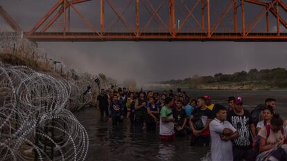 Migrantes se forman para entregarse a las autoridades en el Puente Negro el 15 de septiembre 2023.