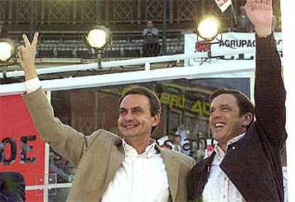 José Luis Rodríguez Zapatero, junto al candidato socialista a la presidencia de la Generalitat valenciana, Joan Ignasi Pla, en la plaza de toros de Valencia.