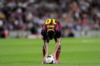 Messi se dispone a ejecutar un lanzamiento de falta.