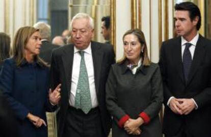 El ministro de Asuntos Exteriores, José Manuel García-Margallo (2i), acompañado de los titulares de Sanidad, Servicios Sociales e Igualdad, Ana Mato (i), Fomento, Ana Pastor, e Industria, José Manuel Soria, durante el encuentro que mantuvieron con representantes de multinacionales en España, hoy en el Palacio de Viana.