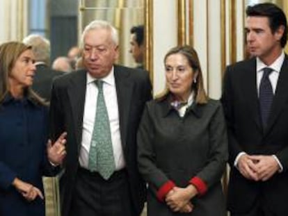 El ministro de Asuntos Exteriores, José Manuel García-Margallo (2i), acompañado de los titulares de Sanidad, Servicios Sociales e Igualdad, Ana Mato (i), Fomento, Ana Pastor, e Industria, José Manuel Soria, durante el encuentro que mantuvieron con representantes de multinacionales en España, hoy en el Palacio de Viana.