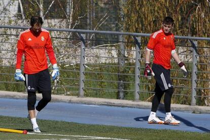 Los porteros Diego López e Iker Casillas durante un entrenamiento la semana pasada en la ciudad deportiva del Real Madrid.