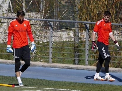 Los porteros Diego López e Iker Casillas durante un entrenamiento la semana pasada en la ciudad deportiva del Real Madrid.