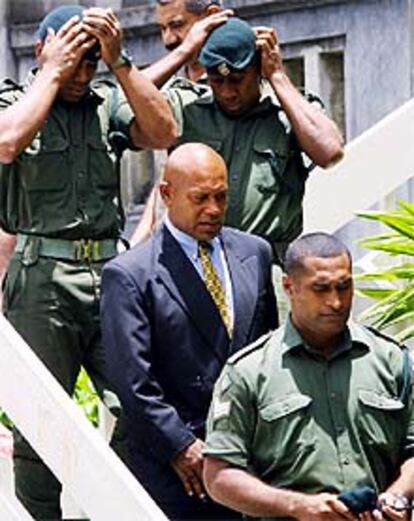 George Speight sale del Tribunal Supremo tras escuchar la sentencia.