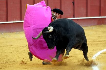 Antonio Ferrera, con su segundo toro, en La Malagueta.