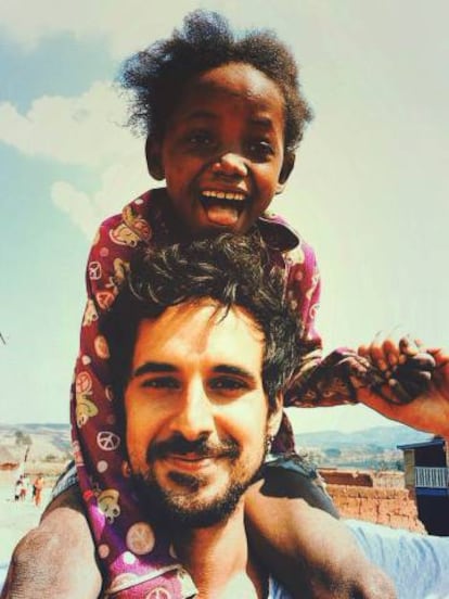 El director, Marco Huertas, con una de las ni&ntilde;as de la aldea, durante el rodaje. 