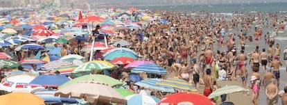 Turistas en la playa de Gand&iacute;a (Valencia).