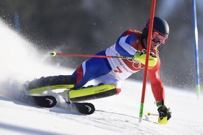 Alexis Pinturault, de Francia, gana la medalla de plata en la prueba de esquí alpino combinado en Jeongseon, el 13 de febrero de 2018.