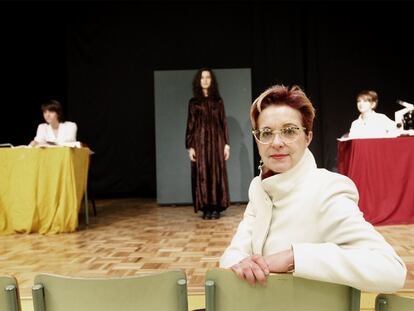 María Luisa Maillard, presidenta de la Asociación Matritense de Mujeres Universitarias, junto a sus alumnas del Instituto Beatriz Galindo.