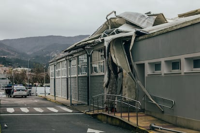  Destrozos en el tejado de la piscina municipal de Noia por el intenso viento.