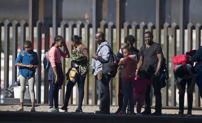 Migrantes en la frontera de México con Estados Unidos. 