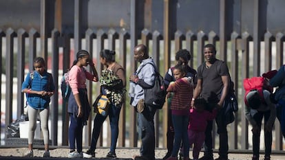 Migrantes en la frontera de México con Estados Unidos. 
