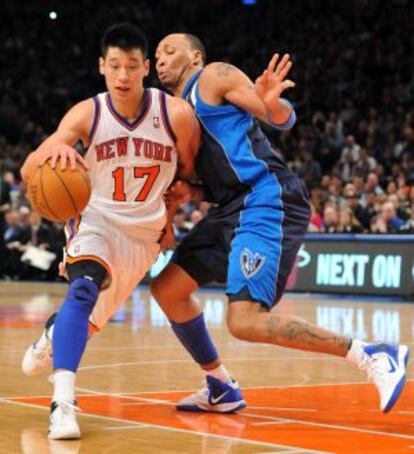 Lin lleva el balón ante Shawn Marion.