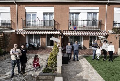Les famílies de les germanes romaneses Diana i Laura Maties, a Guissona (Segarra), on el 52% de la població va néixer fora d'Espanya.