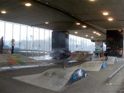 Zona de ocio infantil bajo una autopista en la ciudad holandesa de Zaanstad que ha ganado, <i>ex aequo </i>con la escalinata del <i>Órgano marino</i>, el Premio Europeo del Espacio Público Urbano 2006.