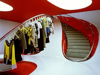 El estudio Sybarite creó un interior futurista para la tienda Marni.