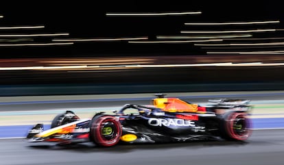 Max Verstappen de Red Bull Racing durante la sesión de clasificación para el Gran Premio de Fórmula 1 de Qatar en Lusail.