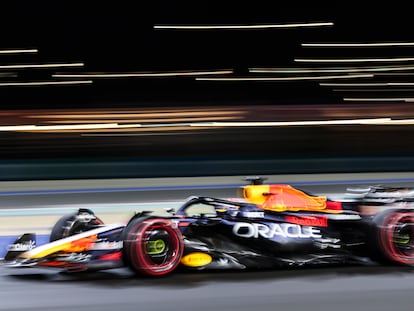 Max Verstappen de Red Bull Racing durante la sesión de clasificación para el Gran Premio de Fórmula 1 de Qatar en Lusail.