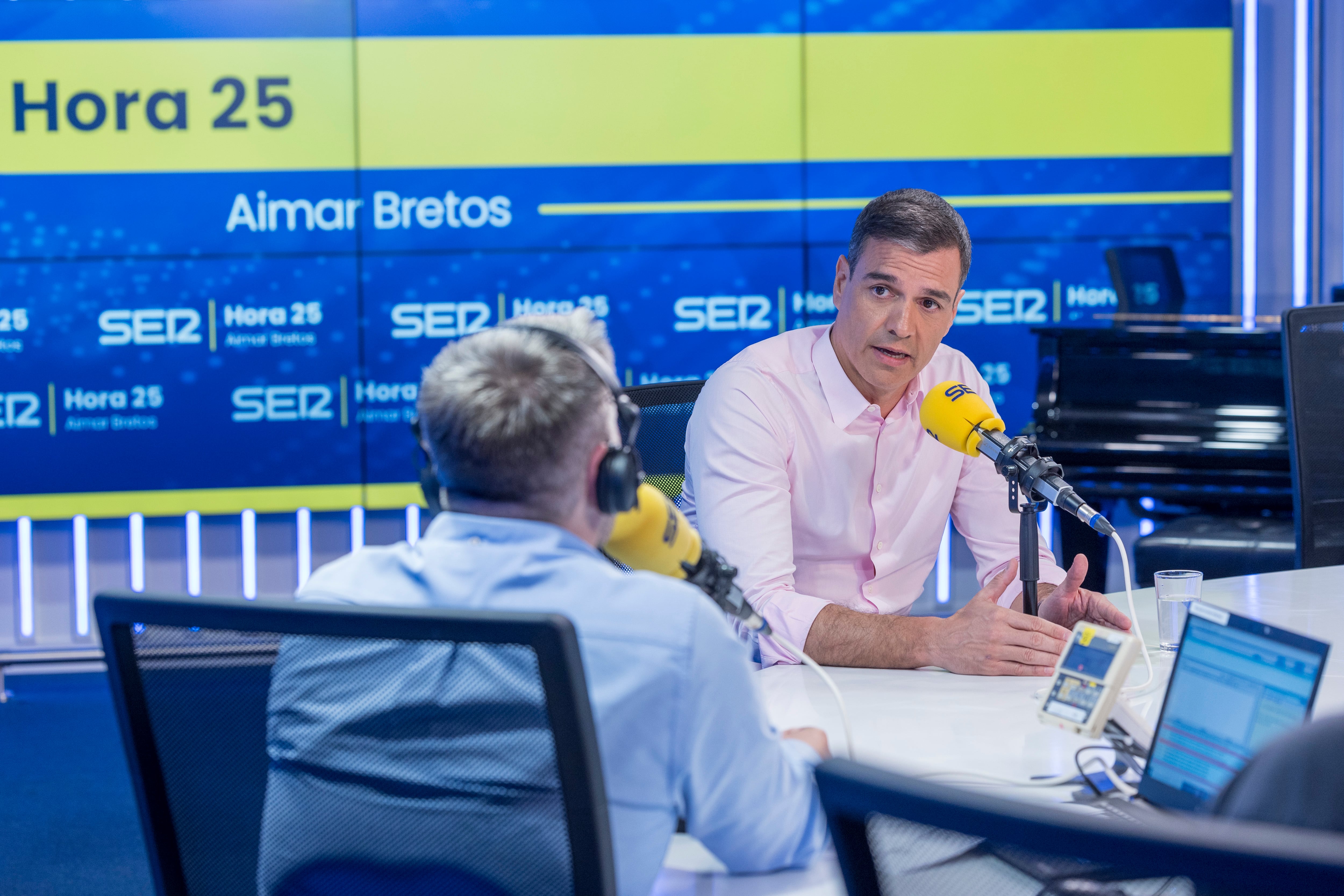 Aimar Bretos, en la entrevista a Pedro Sánchez en 'Hora 25' en 2023.