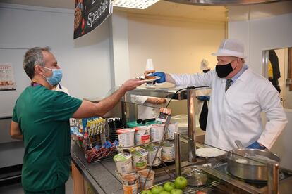 El primer ministro británico, Boris Johnson, sirve este lunes comida a los sanitarios de un hospital, en Reading.