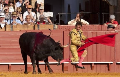 El Cordobés ejecuta su peculiar 'salto de la rana' en La Maestranza.