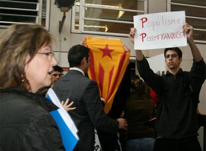 La candidata del PPC a las generales, Dolors Nadal, se ha visto obligada esta mañana a abandonar, escoltada por agentes de los Mossos d'Esquadra, un aula de la UPF después de que un grupo de jóvenes independentistas boicoteara el acto que tenía previsto celebrar.