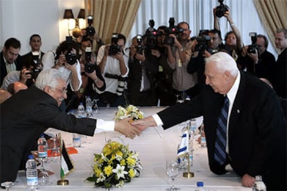 Mahmud Abbas y Ariel Sharon se dan la mano al iniciarse las negociaciones en el enclave egipcio de Sharm el Sheij.