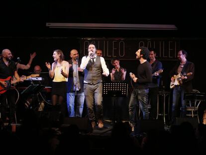 Conchita (de amarillo), Tontxu (con chaqueta) y Luis Ramiro (con chaleco), en el homenaje a Lewin.